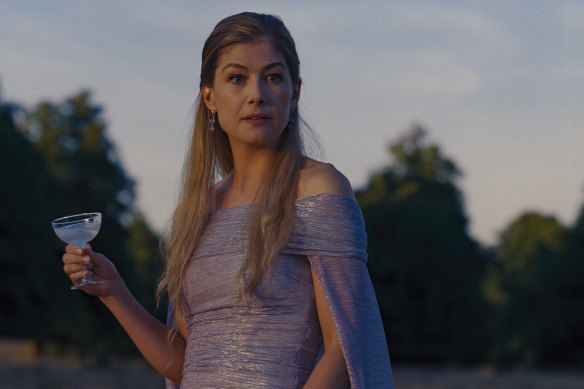 Rosamund Pike plays Elspeth, the matriarch at the centre of Saltburn.
