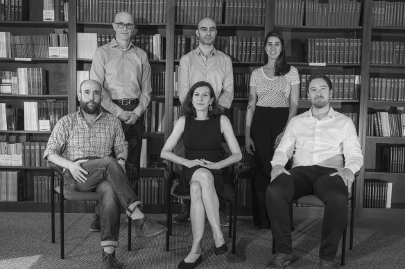L'équipe de recherche du DOPS comprend, dans le sens des aiguilles d'une montre, en partant du coin supérieur gauche, Jim Tucker (qui a récemment pris sa retraite), David Acunzo, Marina Weiler, Elliot Gish, Marieta Pehlivanova et Philip Cozzolino.