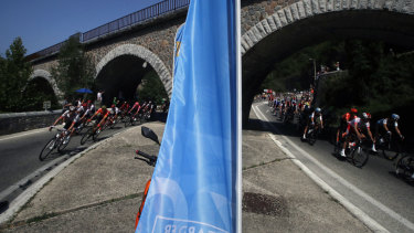 Riders battled searing sun during the 16th stage of the Tour de France.