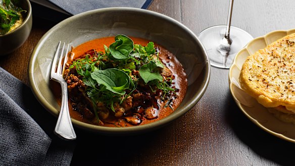 Frango com manteiga Habibi e molho de frango com manteiga ras el hanout.