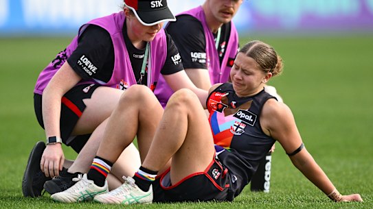 J’Noemi Anderson of the Saints in the hands of the trainers.