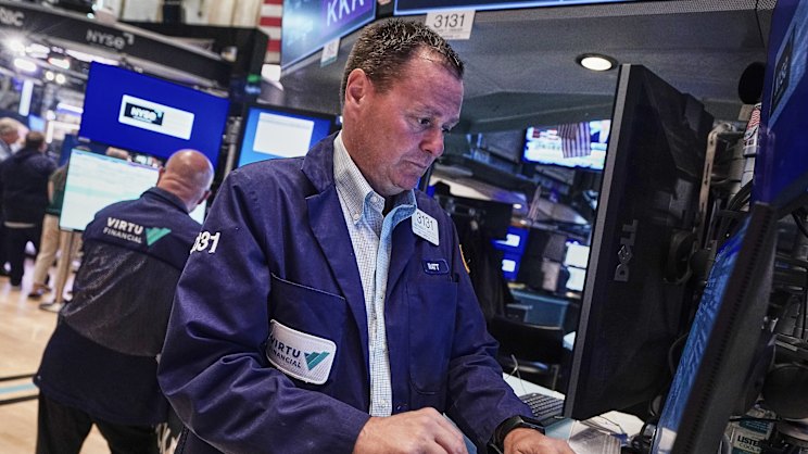 Wall Street Indexes Mixed as Tech Stocks Decline