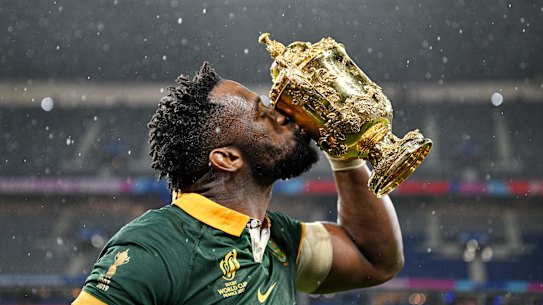 PARIS, FRANCE - OCTOBER 28: Siya Kolisi of South Africa kisses The Webb Ellis Cup following the Rugby World Cup Final match between New Zealand and South Africa at Stade de France on October 28, 2023 in Paris, France. (Photo by Hannah Peters/Getty Images)