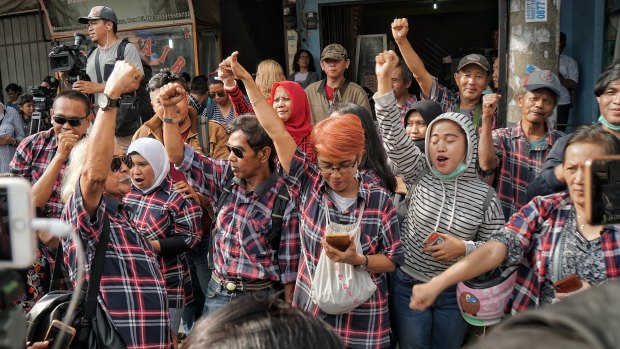 Ahok supporters in front of Brimob Command HQ in Depok. They waited all night for his release on Thursday.