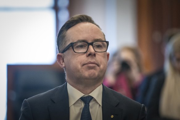 Qantas CEO Alan Joyce will step down from the role early. 