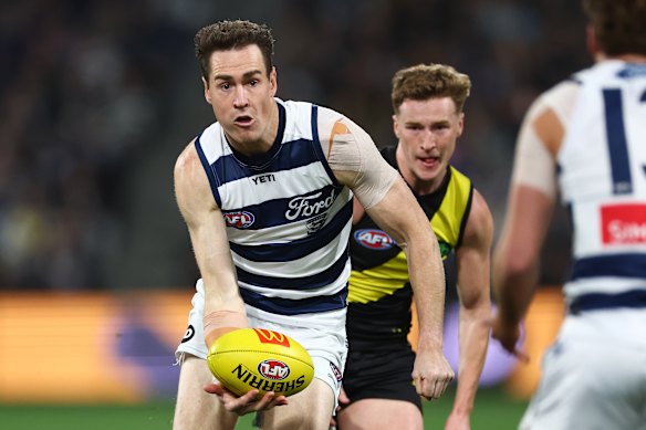 Jeremy Cameron of the Cats handballs.