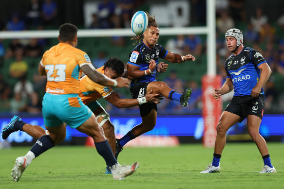 Issak Fines-Leleiwasa of the Force chips the ball forward against Moana Pasifika.