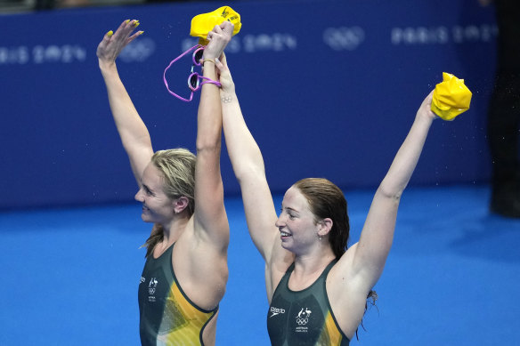 Australia’s O’Callaghan (right) and Titmus celebrate after they won gold and silver, respectively, in the 200m women’s freestyle.
