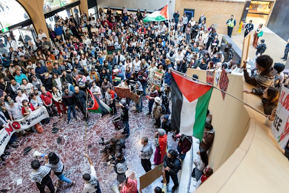 2024年5月3日、メルボルンのウェスタン芸術大学内で行進する抗議者たち。