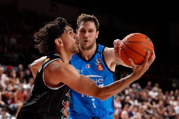 Will Hickey of the Hawks is defended by Rob Loe of Melbourne United.