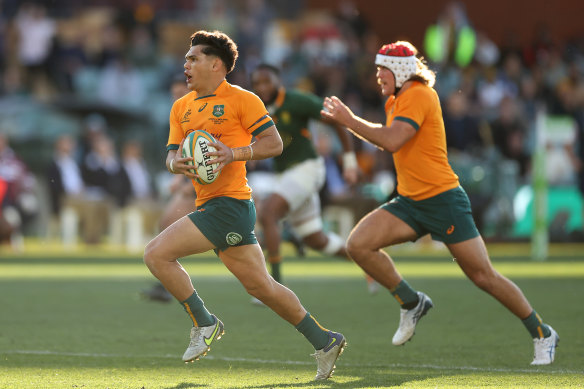 Noah Lolesio set up a try for Fraser McReight with this break.