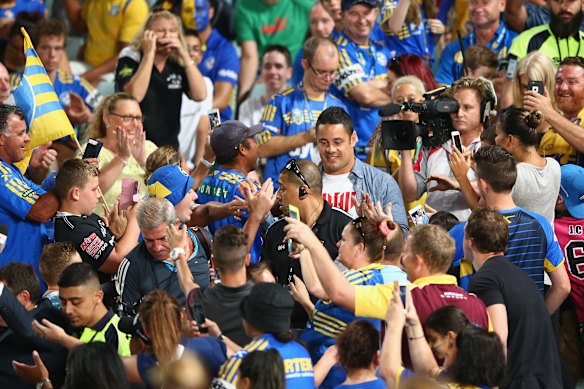 Jarryd Hayne com os fãs do Eels após sua carreira na NFL.