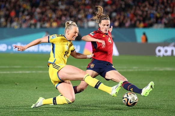 Stina Blackstenius and Irene Paredes fight for the ball.