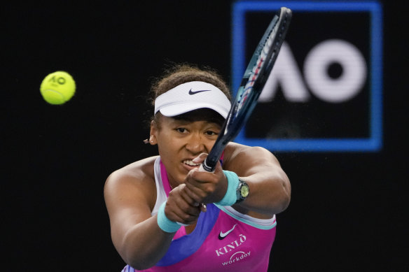 Naomi Osaka stretches for a shot against Amanda Anisimova.