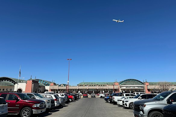 현지 관리들은 미국 시간으로 화요일에 발표될 때까지 영공 폐쇄에 대해 알지 못했다고 말했습니다.