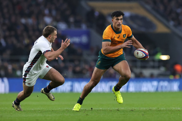 Joseph-Aukuso Suaalii running with the ball at Twickenham.
