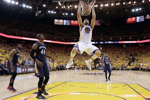 Andrew Bogut dunks next to New Orleans Pelicans’ Dante Cunningham during NBA playoffs.