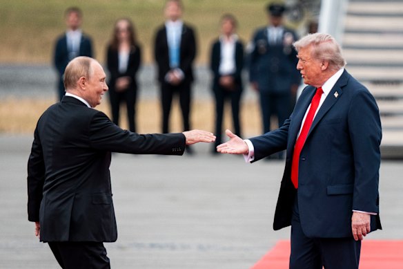 Putin voou para se encontrar com Trump para uma cimeira muito anunciada em Agosto passado – mas pouco resultou disso.