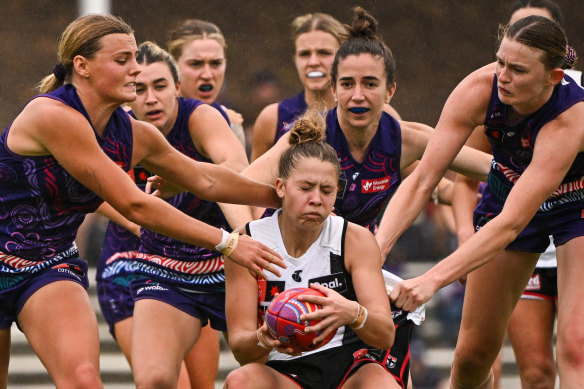 J’Noemi Anderson is tackled by a group of Dockers.