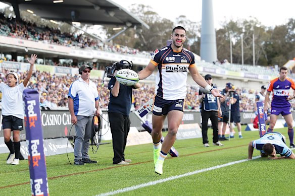 Tom Wright touches down for the Brumbies.