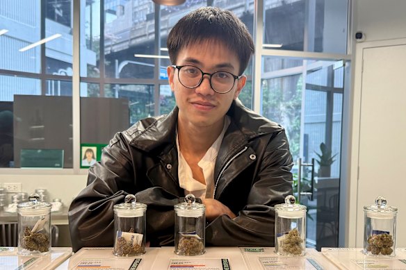 Ramil, 26 anos, atrás do balcão de uma loja de maconha em Bangkok, que agora mais parece uma farmácia.