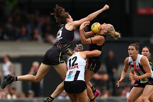 Sarah Hosking of the Tigers marks the ball under pressure from Collingwood’s Georgia Knight.
