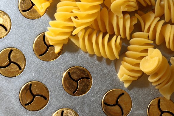 Bronze-extruded pasta has a duller finish that allows sauce to cling more readily.