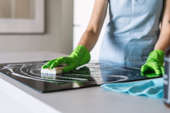 Use a sponge cloth and wear gloves when cleaning the hob. 