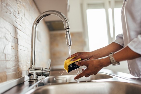 Mantenha a pia da cozinha e a área ao redor limpas.