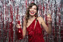 It’s time to sparkle this New Year’s Eve! As to what to wear, read on. 