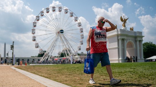 Mercoledì un visitatore reagisce al caldo alla Great American State Fair sul National Mall.