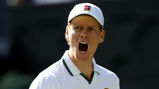Jannik Sinner tuvo que esforzarse mucho para sobrevivir en el primer partido de su defensa del título de Wimbledon.