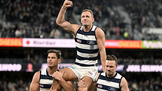Joel Selwood is chaired off by Tom Hawkins and Mitch Duncan following his 350th game.