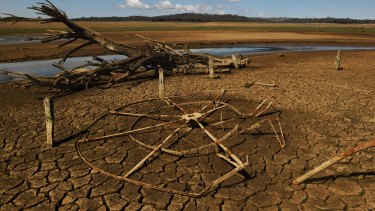 Lake Burrendong, one of NSW's biggest dams, will have pumps extended to draw out more of its dwindling water. 