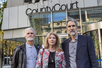 弗雷德、凱瑟琳和沃利·門克週四在墨爾本縣法院外。
