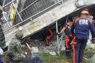 I soccorritori cercano di far uscire un residente intrappolato da sotto una struttura crollata dopo che un forte terremoto ha colpito La Trinidad, nella provincia settentrionale filippina di Benguet, mercoledì.