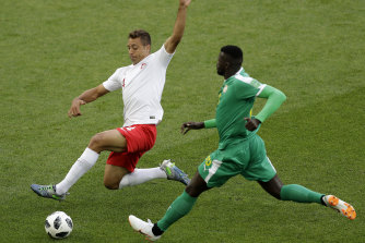 Polak Thiago Sionic (z lewej) i Ismaila Sarr z Senegalu walczą o piłkę.