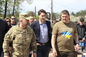 Kanada Başbakanı Justin Trudeau, belediye başkanı Oleksandr Markushyn ile yürüyüş, sağda, Irpin, Ukrayna, 8 Mayıs 2022 Pazar.