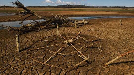 Lake Burrendong, one of NSW's biggest dams, will have pumps extended to draw out more of its dwindling water. The dam is about 4 per cent full.