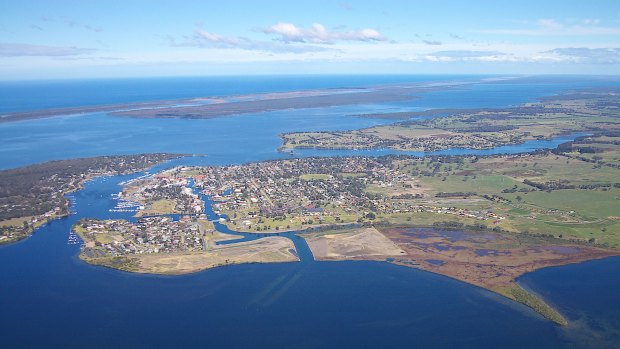 The man drowned in waters off Sunset Drive in Paynesville in Gippsland.