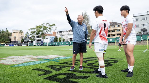 Jones speaks to Japanese players ahead of their match.