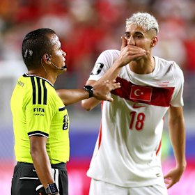 Mert Muldur shows the referee what Miguel Almiron did.