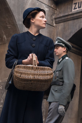 Valerie Pachner as Fani, who supports her husband's decision to challenge the Nazis.