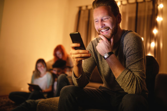 Parents who gamble often favour online gambling through smartphones.