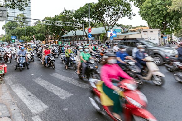 Atravessar a rua no Vietnã é intimidante.