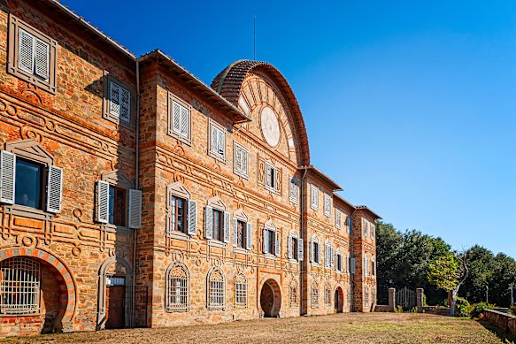 Castello di Sammezzano: the number of paying guests could never keep up with the cost of maintenance of the classic building.