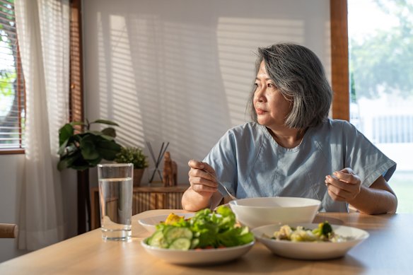 Eating alone? You’re probably going to eat less.