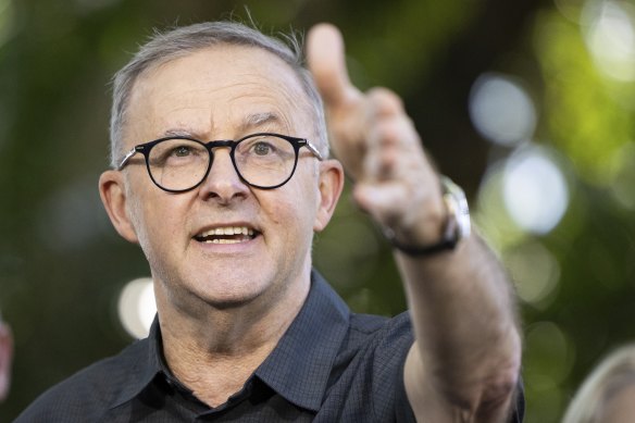 Anthony Albanese is promising almost $1 billion to improve Medicare.