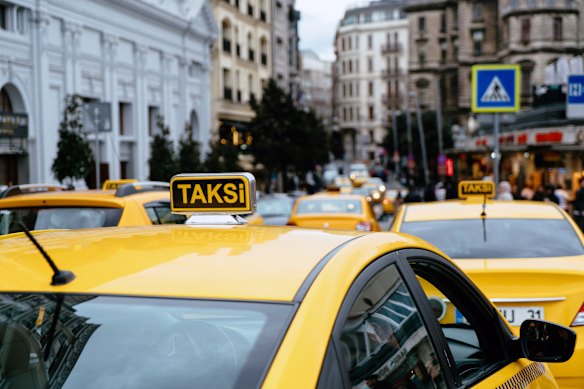 Taxi in Istanbul – keep an eye on the screen.