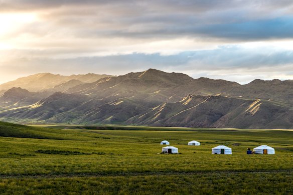 Los gers tradicionales mongoles salpican el paisaje.